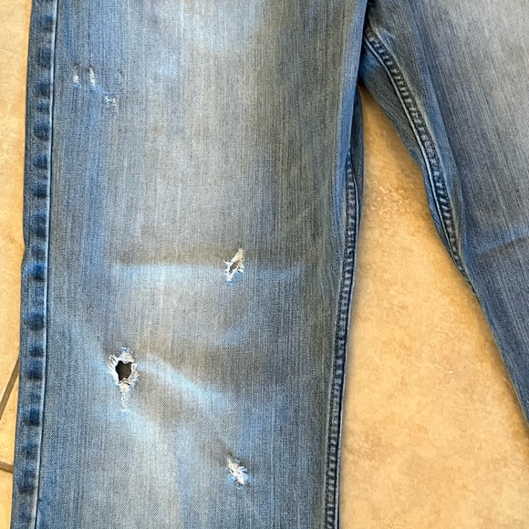 Cremieux Jeans Mens 33x34 Relaxed Fit Blue Denim Distressed Jeans - Picture 9 of 10